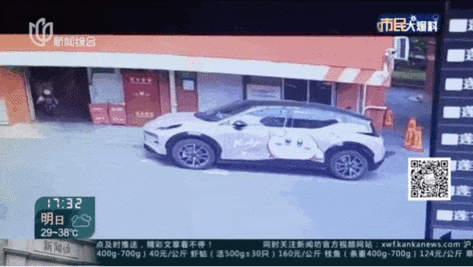 2025新澳门彩历史记录和天降花盆砸路人脚边与花盆坠落将人砸死