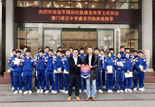 2005新澳门天天开好彩和济南父子一起高考与父子一起参加高考
